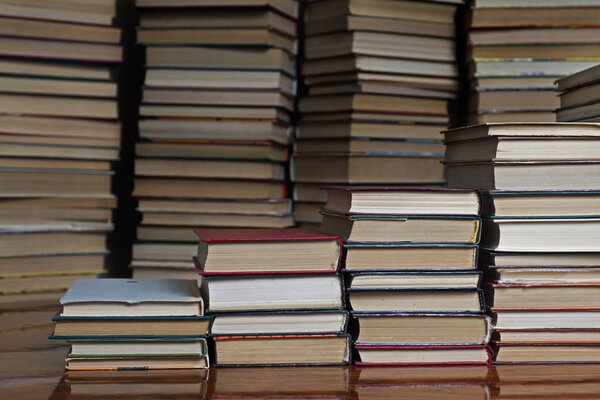 книжная лестница на фоне книг
