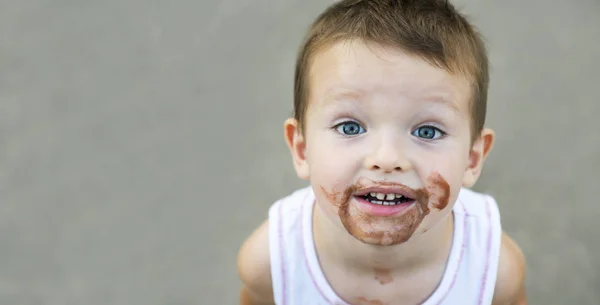 Ragazzo Spalmato Del Gelato Sporcaccione — Foto Stock