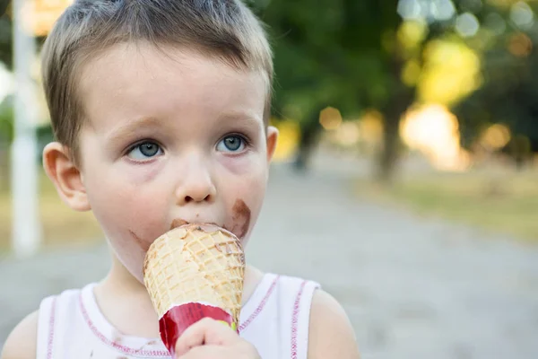 Anak Toddler Yang Lucu Sedang Makan Krim — Stok Foto