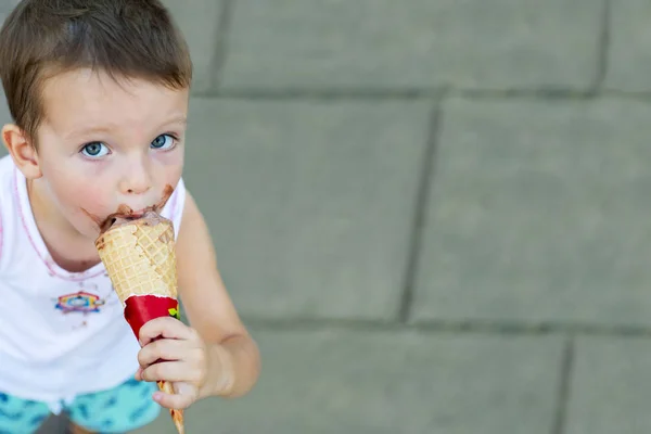 Симпатичный Мальчик Малец Ест Мороженое — стоковое фото