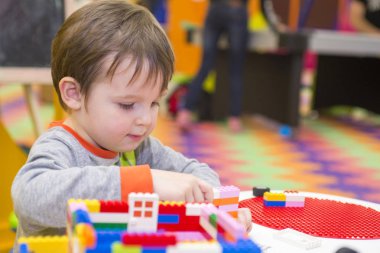 Çocuk tasarımcı toplar. Kids hareket anaokulu ya da evde. Çocuk Çocuk Tasarımcısı ile çalış