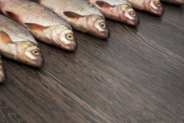 Ahşap üzerine taze balık yakaladı. Akarsu balığıdır ahşap üzerinde büyük miktar arka plan