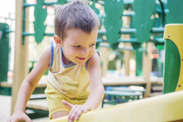 Anak Kecil Taman Bermain Anak Bermain Luar Ruangan Musim Panas — Stok Foto