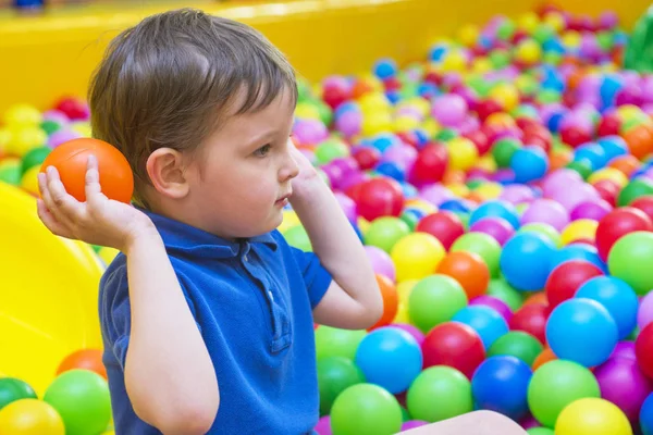 Эмоциональное Лицо Улыбающегося Ребенка Играющего Бассейне Яйцами Счастливый Ребенок Играет — стоковое фото