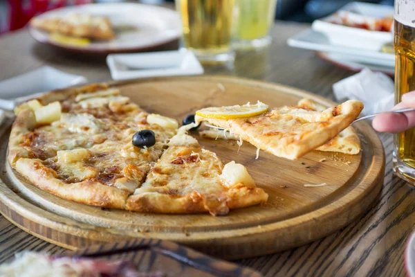 Pizza Grande Sobre Una Mesa Madera Pizza Caliente Hora Comer — Foto de Stock