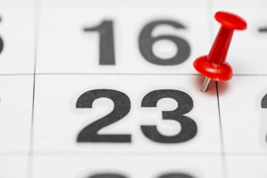 Tarih sayısı 23 pin. Ayın yirmi üçüncü gün kırmızı bir raptiye ile işaretlenir. Takvimde pin