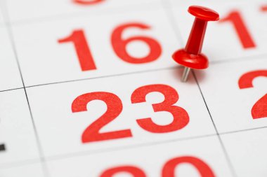 Tarih sayısı 23 pin. Ayın yirmi üçüncü gün kırmızı bir raptiye ile işaretlenir. Takvimde pin