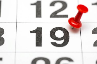 Tarih sayısı 19 pin. Ayın on dokuzuncu kırmızı bir raptiye ile işaretlenir. Takvimde pin
