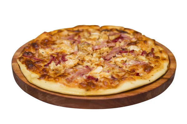 Délicieuse Pizza Servie Sur Assiette Bois Isolée Sur Fond Blanc — Photo