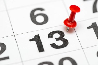 Tarih sayısı 13 pin. Ayın on üç kırmızı bir raptiye ile işaretlenir. Takvimde pin