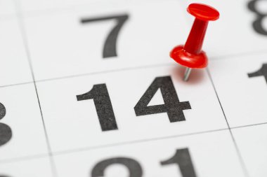 Tarihi sayı 14 pin. Ayın on dördüncü günü kırmızı bir raptiye ile işaretlenir. Takvimde pin