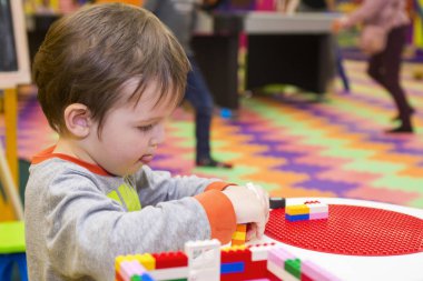 Çocuk tasarımcı toplar. Kids hareket anaokulu ya da evde. Çocuk Çocuk Tasarımcısı ile çalış