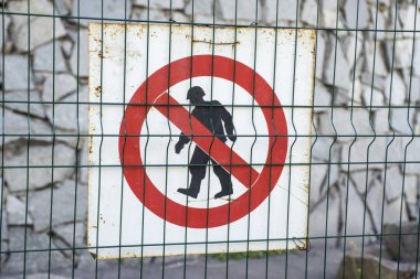 İnşaat sahasında sadece yetkili personel iz. Kırmızı, siyah ve beyaz yasak bölge, yetkili personel uyarı işareti Çit üzerinde sadece. Değil çalışan inşaat sahasında erişim yasaklandı