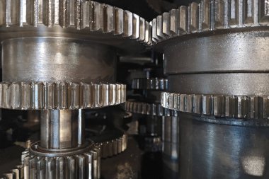 Dişli metal tekerlekler yakın çekim. Büyük çarkları motor. Şanzıman vites