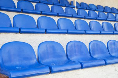 Bir spor salonu koltuklarda mavi satırı. Stadyum oturma. Koltukları, konser salonu, spor salonu koltuklarda boş satırlar