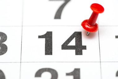 Tarihi sayı 14 pin. Ayın yirmi ikinci günü kırmızı bir raptiye ile işaretlenir. Takvimde pin