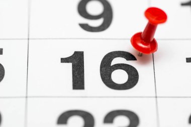 Tarih sayısı 16 pin. Ayın yirmi ikinci günü kırmızı bir raptiye ile işaretlenir. Takvimde pin