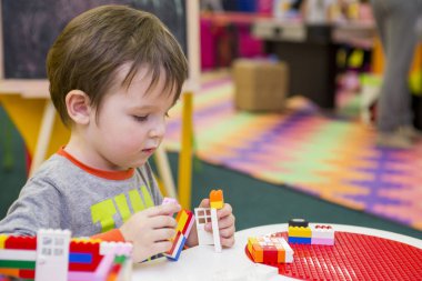 Çocuk tasarımcı toplar. Kids hareket anaokulu ya da evde. Çocuk Çocuk Tasarımcısı ile çalış