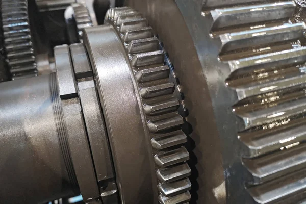 Dişli metal tekerlekler yakın çekim. Büyük çarkları motor. Şanzıman vites