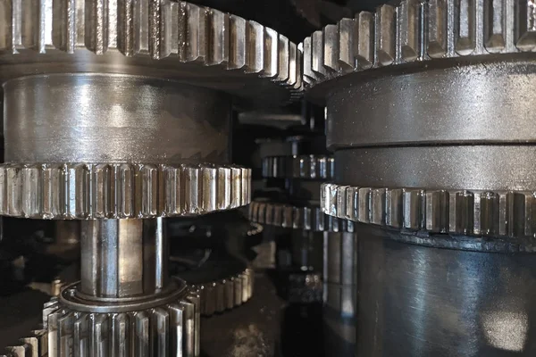 Dişli metal tekerlekler yakın çekim. Büyük çarkları motor. Şanzıman vites