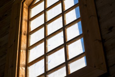 Pencereden ışık akışı. Bir kilisede vitray pencereden ışık akışının milleri