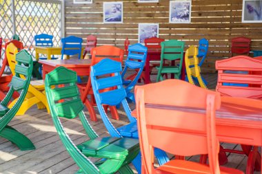 Renkli masa ve sandalyeler bir kafe ya da restoran için hazır. Yaz teras kafe, plastik sandalyeler dışında renkli çok renkli. Kavram gıda