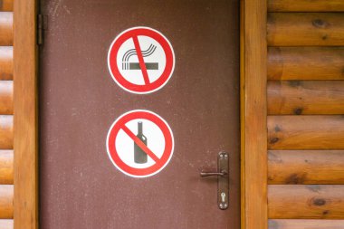 Sigara ve alkol otel veya Pansiyon kapıdaki işareti