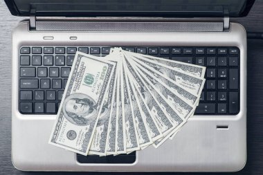 Laptop klavye dolar. Üstten görünüm. İş ve finans kavramı