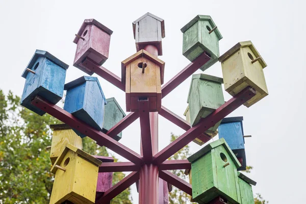 Wiele Kolorowych Birdhouses Kolorowe Birdhouses Parku Życie Dzielnicy Zagnieżdżanie Sezon — Zdjęcie stockowe