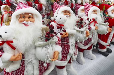 Noel süsleri. Noel Baba oyuncak süpermarkette. Noel Baba'nın Noel oyuncaklar, hediyeler ve bir mağaza ya da süpermarket sayaç üzerinde Noel ağacı süslemek için Hatıra Eşyası. Noel Baba oyuncak mağazada satılmaktadır