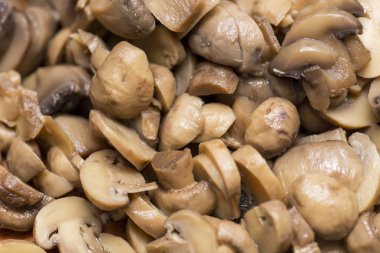 Mantarları sote. Kesme dilim mantar kökenli