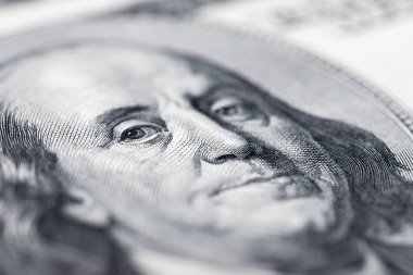 Benjamin Franklin'in gözlerinden 100 dolar. Benjamin Franklin gözleri 100 dolarlık banknot, arka planlar, yakın çekim. 100 dolarlık banknot sadece gözleri Benjamin Franklin