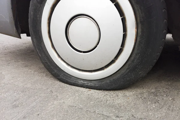 爪ドキドキのため車タイヤ リーク 道路にフラット タイヤ パンクした自動砥石を平らにします 道路上の車のタイヤがパンクを破損しています — ストック写真