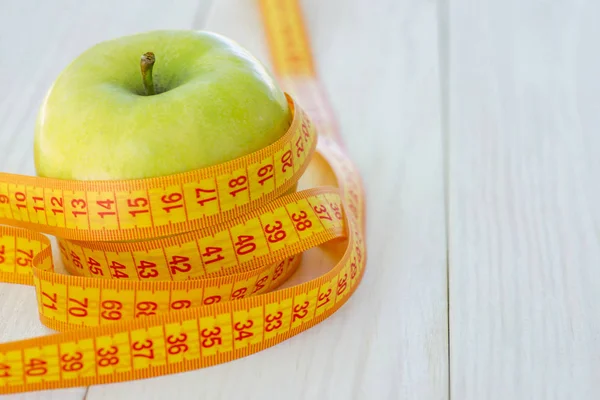 Green Apple Measuring Tape Wooden Background Apples Sewing Tape Measure — Stock Photo, Image