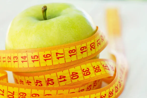 Conceito Dieta Maçã Verde Com Fita Métrica Maçãs Verdes Mediram — Fotografia de Stock