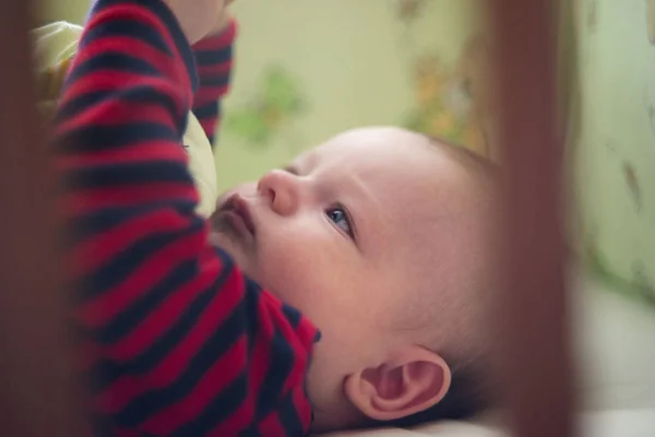 Baby Liegt Bett Mit Grünem Bettzeug — Stockfoto