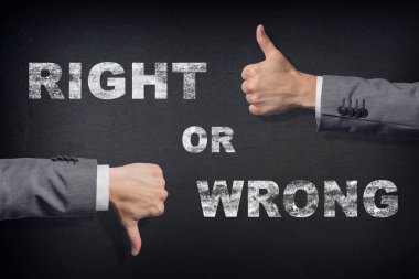 İki iş adamları Close-up gösteren başparmak ve parmak işareti yazı tahtası tebeşir yazıt doğru ya da yanlış ile arka plan üzerinde aşağı eller