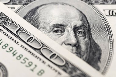 Benjamin Franklin'in gözlerinden 100 dolar. Benjamin Franklin yüz yüz dolarlık banknot, arka planlar, yakın çekim. 100 dolarlık banknot sadece gözleri Benjamin Franklin
