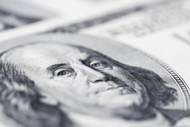Benjamin Franklin'in gözlerinden 100 dolar. Benjamin Franklin yüz yüz dolarlık banknot, arka planlar, yakın çekim. 100 dolarlık banknot sadece gözleri Benjamin Franklin