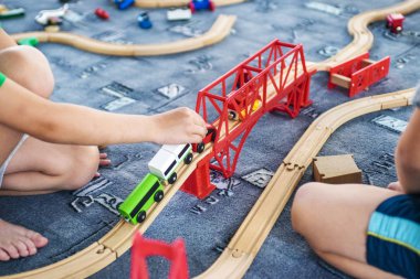 Çocuk ahşap trenle oynamak, oyuncak demiryolu evde veya anaokulu inşa. Yürümeye başlayan çocuk ahşap tren ile oynamak