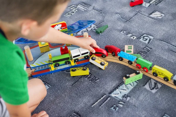 Дети Играют Деревянным Поездом Строят Игрушечную Железную Дорогу Дома Детском — стоковое фото