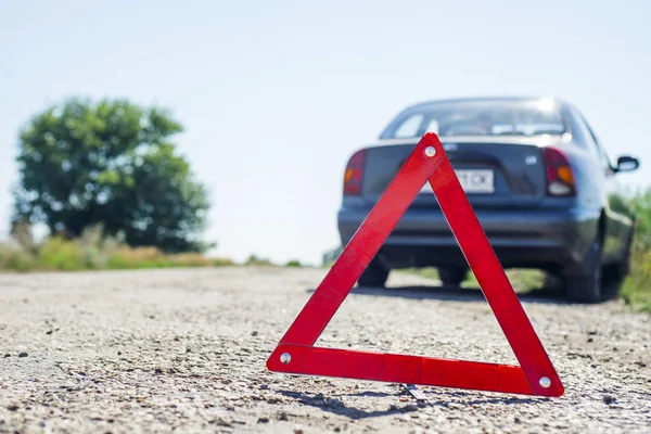 Красный Треугольник Сломанной Машиной Красный Знак Аварийной Остановки Сломанная Машина — стоковое фото