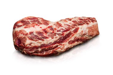 Taze Çiğ domuz üzerinde beyaz izole. Beyaz bir arka plan üzerinde ham et