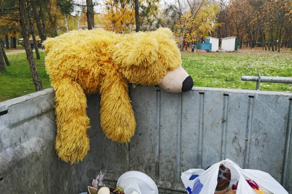 Abandoned Teddy Bear Trash Can Symbol Leaving Childhood Growing — Stock Photo, Image