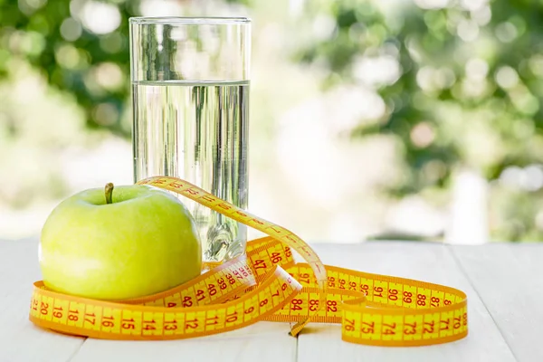 Dieta Una Manzana Con Agua Cinta Métrica Sobre Una Mesa — Foto de Stock