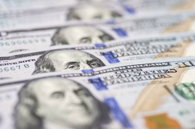 Dolar ABD kapatın. Benjamin Franklin'in gözlerinden 100 dolar. Dolarlık banknot parçası doku. 100 Amerikan Doları