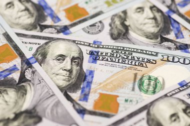 Yüz ABD banknotlar Başkan portreleri ile yığını. Nakit yüz dolar faturaları, doları arka plan