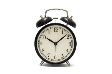 Beyaz bir arka plan üzerinde izole klasik siyah masa saati. Beyaz arka plan üzerinde izole siyah retro çalar saat 