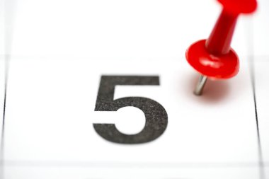 Tarih sayısı 5 pin. Ayın beşinci günü kırmızı bir raptiye ile işaretlenir. Takvimde pin