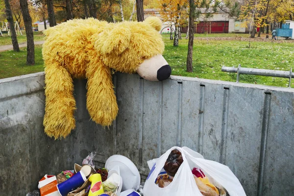 Abandoned Teddy Bear Trash Can Symbol Leaving Childhood Growing — Stock Photo, Image